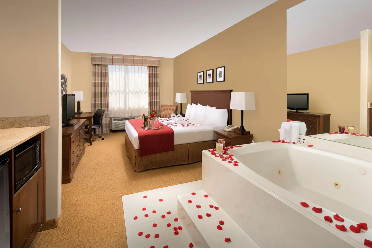 Courtyard suites at Country Inn & Suites by Radisson, Humble IAH East
