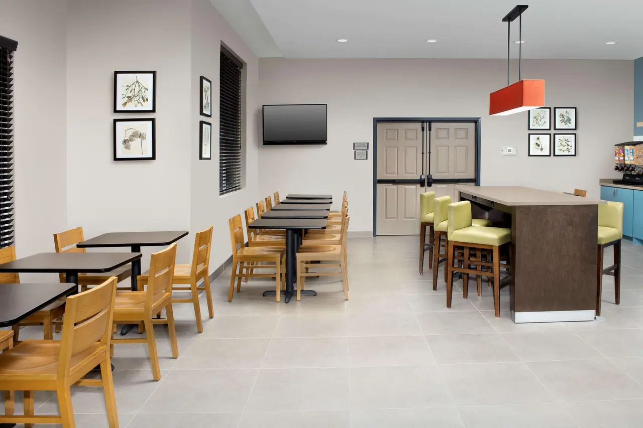 Dining area at Country Inn & Suites by Radisson, Humble IAH East